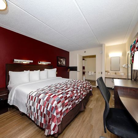 Red Roof Inn Tampa - Brandon Экстерьер фото