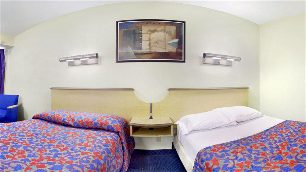 Red Roof Inn Tampa - Brandon Экстерьер фото