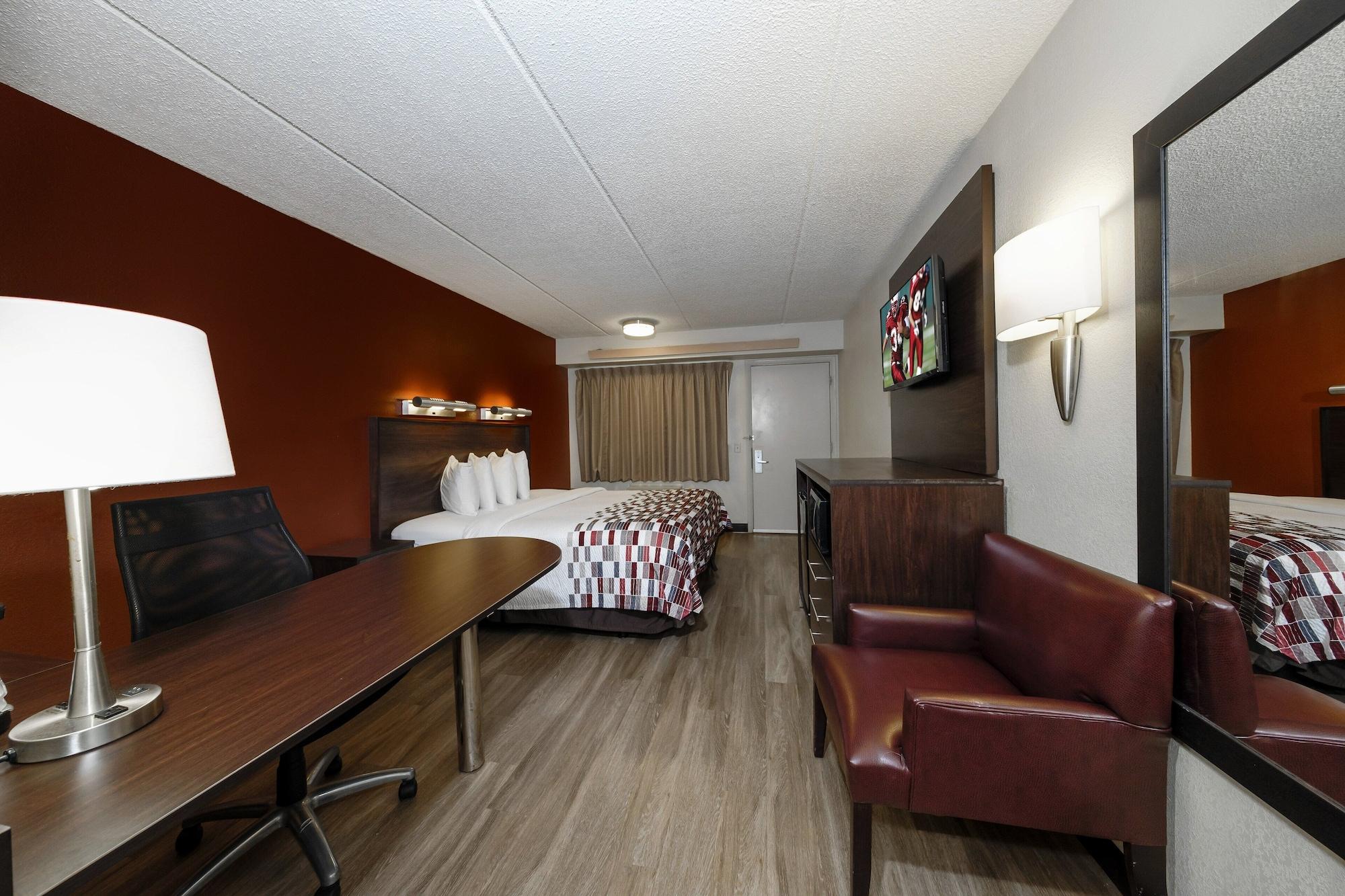 Red Roof Inn Tampa - Brandon Экстерьер фото