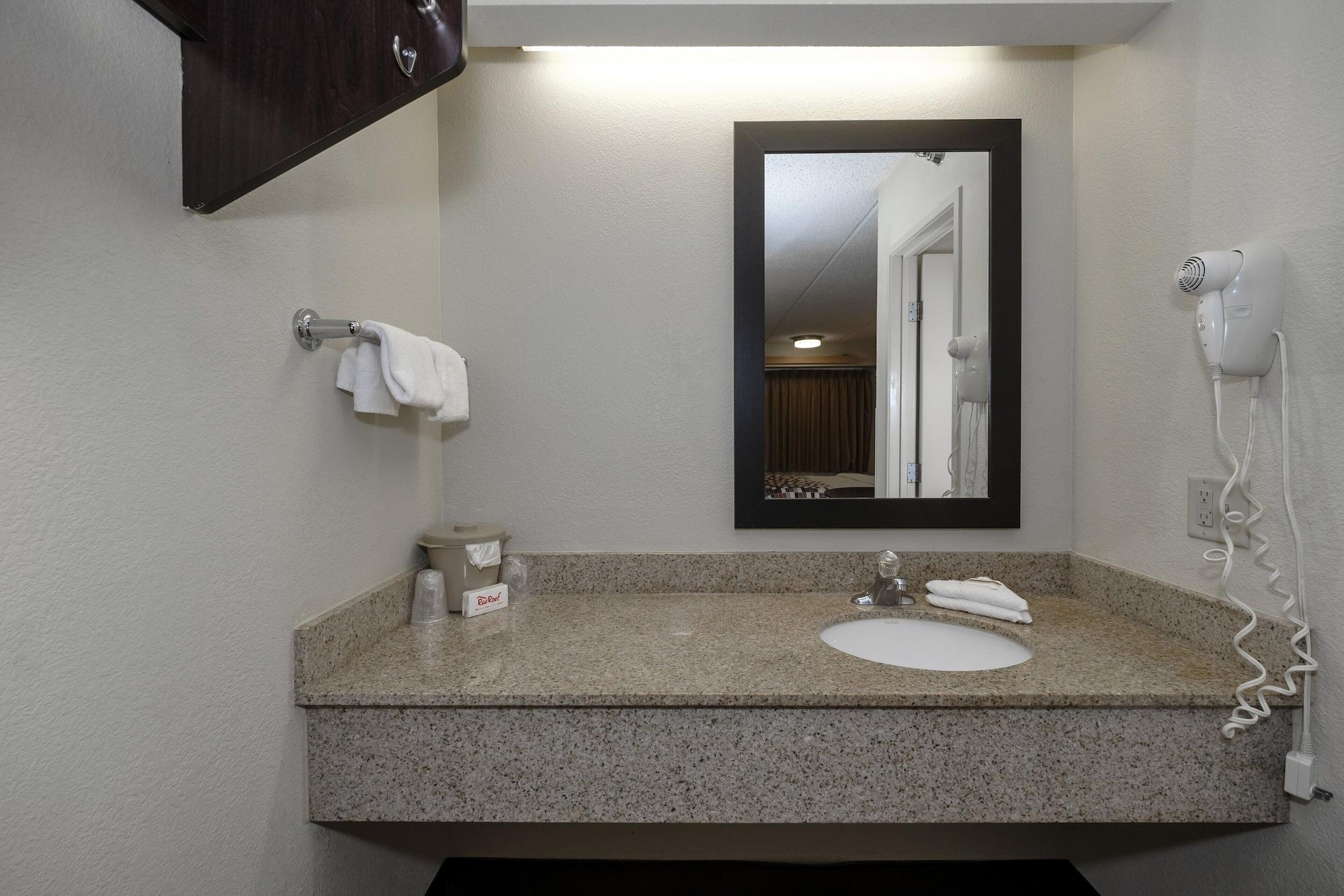 Red Roof Inn Tampa - Brandon Экстерьер фото