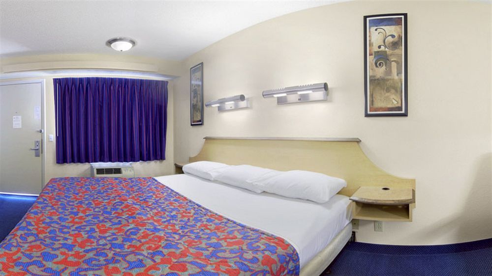 Red Roof Inn Tampa - Brandon Экстерьер фото