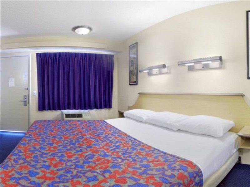 Red Roof Inn Tampa - Brandon Экстерьер фото