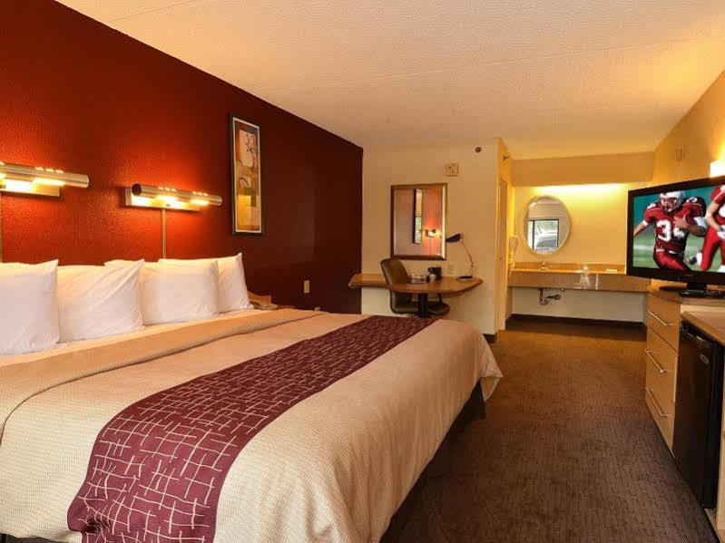 Red Roof Inn Tampa - Brandon Экстерьер фото
