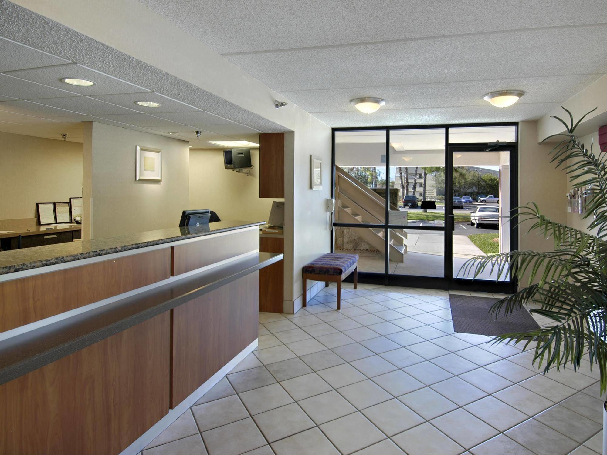 Red Roof Inn Tampa - Brandon Экстерьер фото
